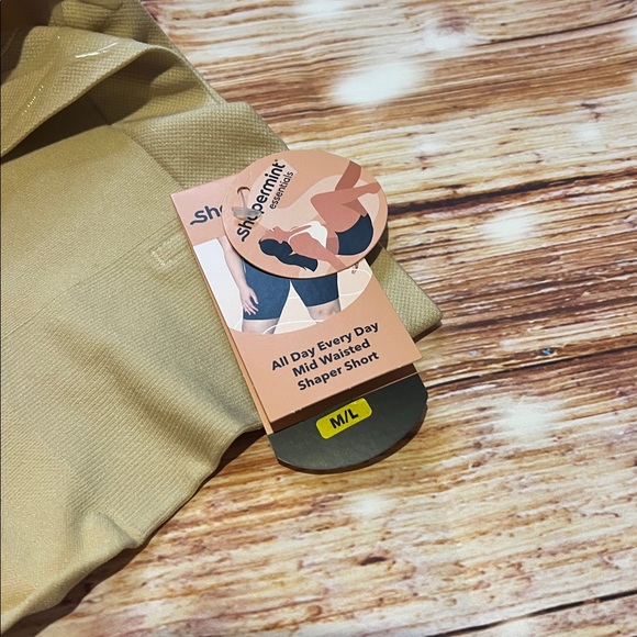 Shapermint Essentials All Day Every Day Mid-Waisted Shaper Short - Picture 3 of 4